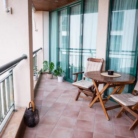 Port Apartment *