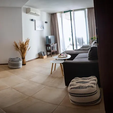 Port Apartment *