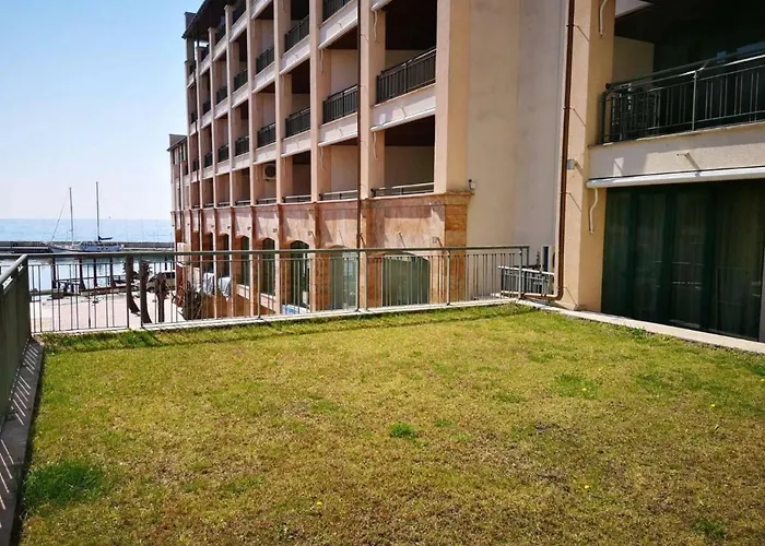 Διαμέρισμα Port *